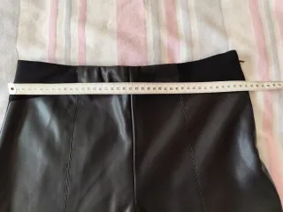 Pantalón efecto piel negro