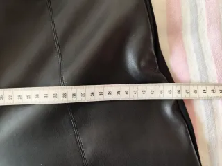 Pantalón efecto piel negro