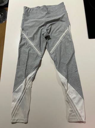 Mallas deportivas grises y blancas