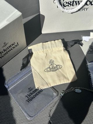 Colar Vivienne Westwood Orb Vermelho Prata