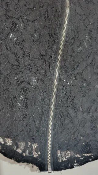 Chaqueta encaje negra manga corta cremallera