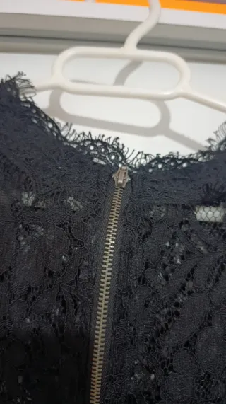 Chaqueta encaje negra manga corta cremallera