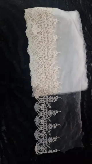 Puntillas de encaje beige y blanco