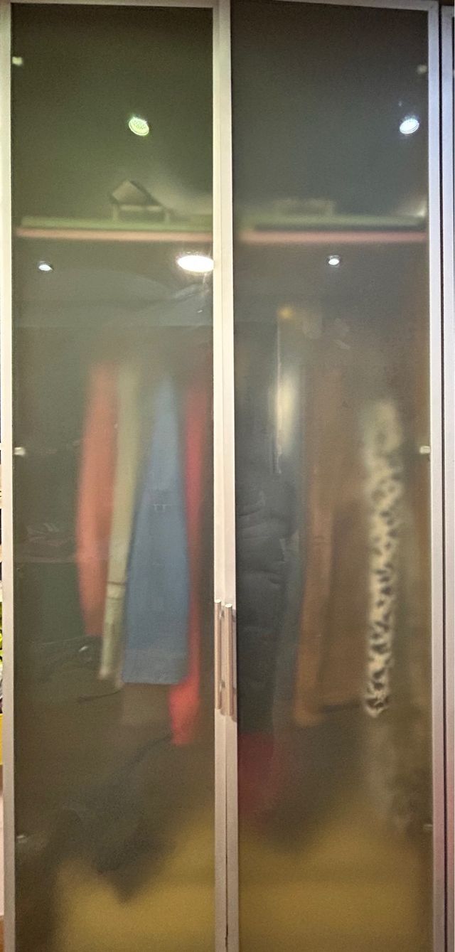 Armario ropero de madera y puertas cristal y metal