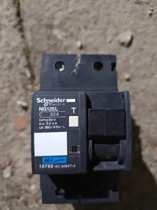 Interruptor magnetotérmico Schneider NG125L 32A