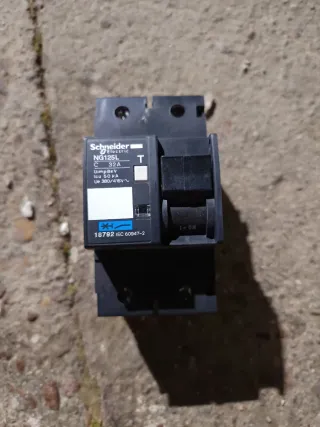 Interruptor magnetotérmico Schneider NG125L 32A