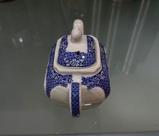 Tetera inglesa de porcelana azul y blanca