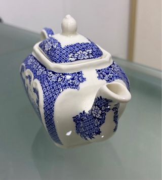 Tetera inglesa de porcelana azul y blanca