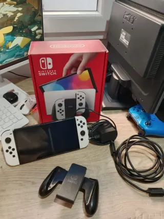 Nintendo Switch OLED Bianca e Nera. Custodia Mario