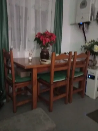 Tavolo da pranzo e 4 sedie in legno