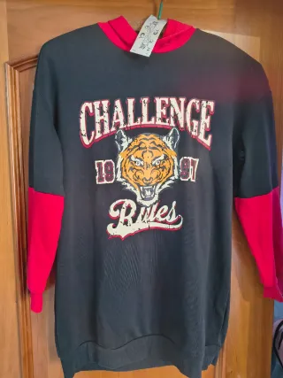 Sudadera Larga Negra y Roja con Estampado