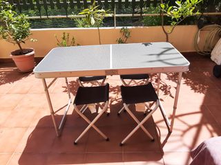 Mesa plegable con 4 taburetes