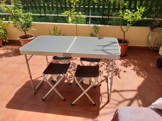 Mesa plegable con 4 taburetes