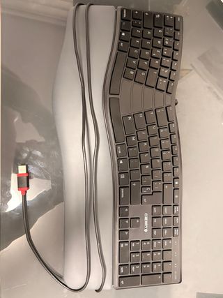 Teclados Cherry ergonómico y Victsing Inalámbrico.