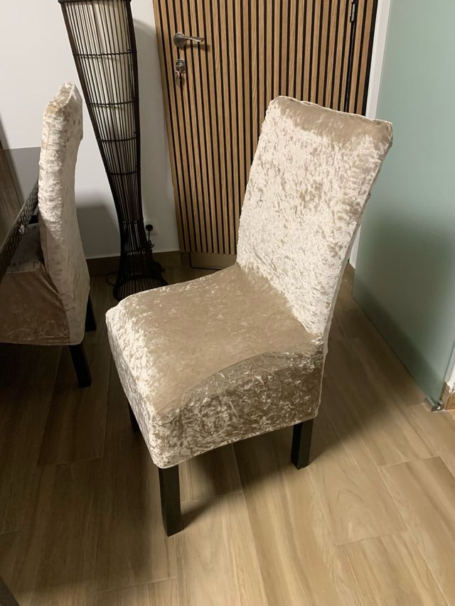 Sillas de ratán natural y madera. Son cuatro