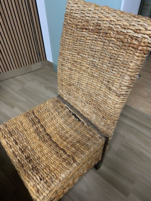 Sillas de ratán natural y madera. Son cuatro