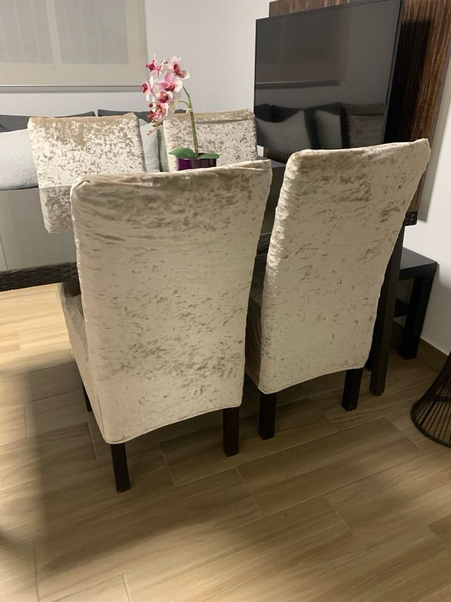 Sillas de ratán natural y madera. Son cuatro