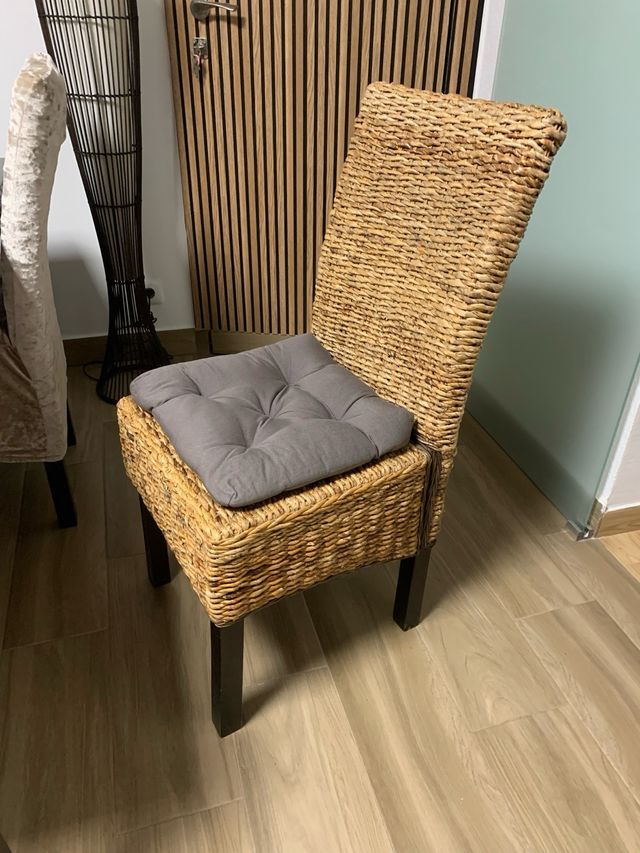 Sillas de ratán natural y madera. Son cuatro