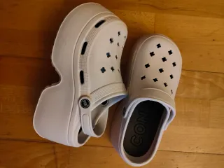 Zuecos blancos sin estrenar