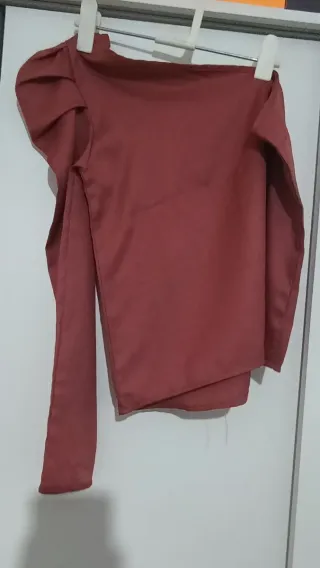 Camiseta de una sola manga larga y hombro arrugado