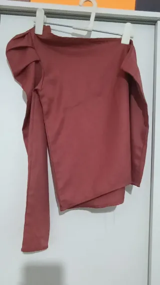 Camiseta de una sola manga larga y hombro arrugado