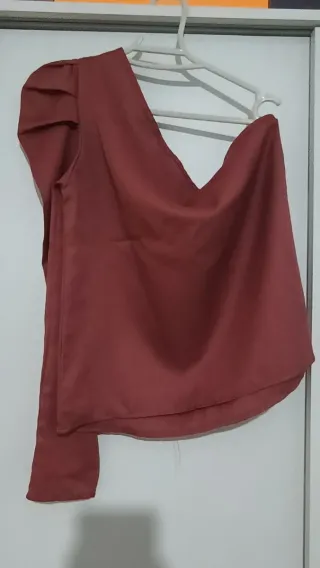 Camiseta de una sola manga larga y hombro arrugado