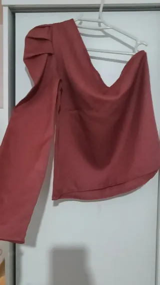 Camiseta de una sola manga larga y hombro arrugado