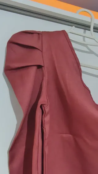 Camiseta de una sola manga larga y hombro arrugado