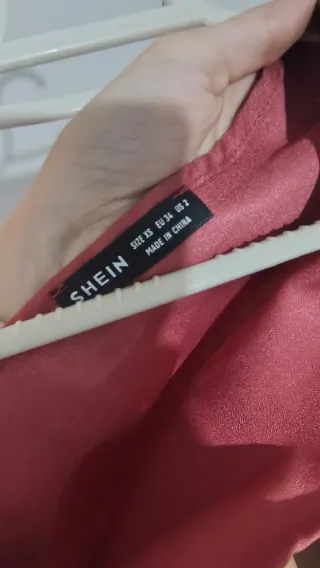 Camiseta de una sola manga larga y hombro arrugado