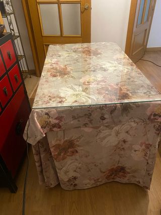 Tavolo con cristallo e tessuto floreale