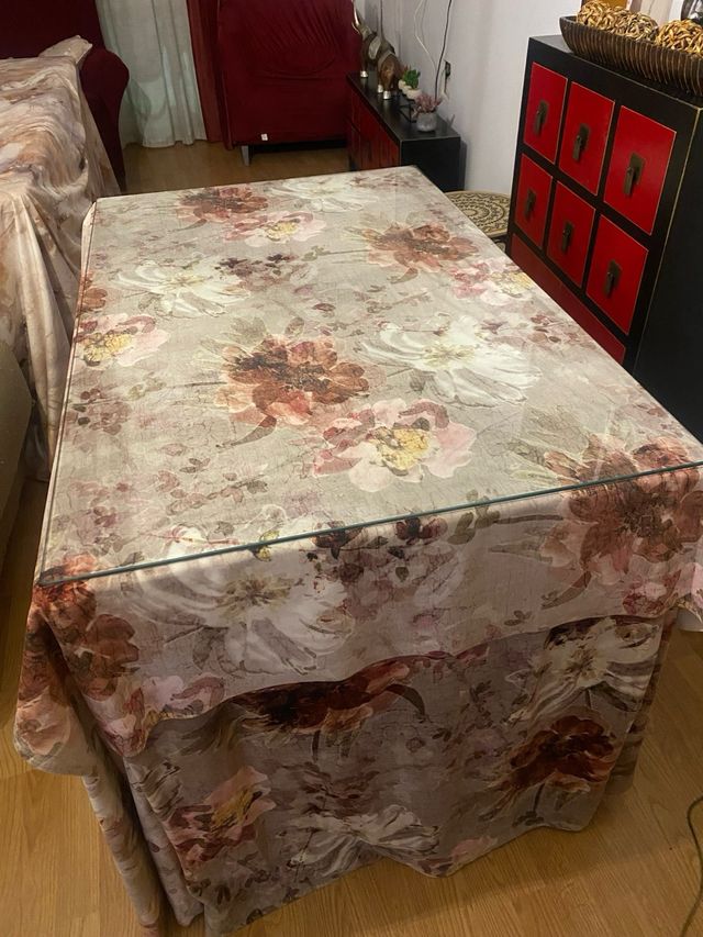 Mesa camilla con cristal y tela floral
