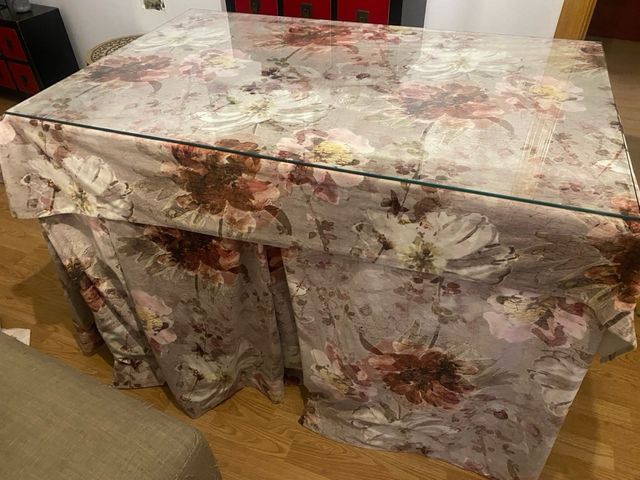 Mesa camilla con cristal y tela floral