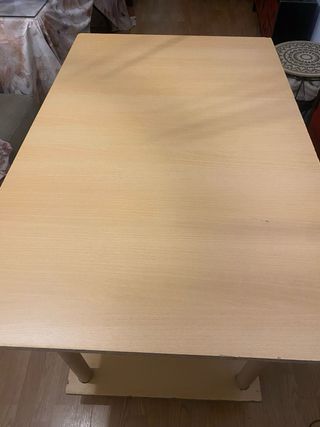 Tavolo con cristallo e tessuto floreale