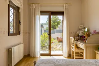 Escritorio y silla de madera