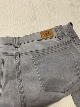 Vaqueros grises con tachuelas