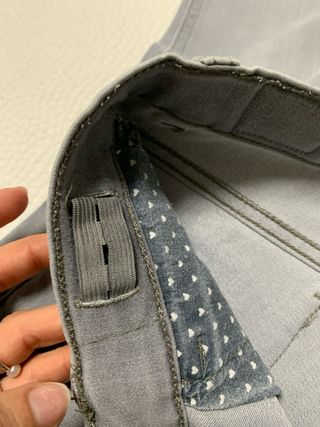 Vaqueros grises con tachuelas