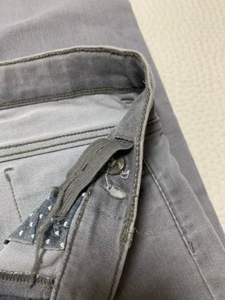 Vaqueros grises con tachuelas
