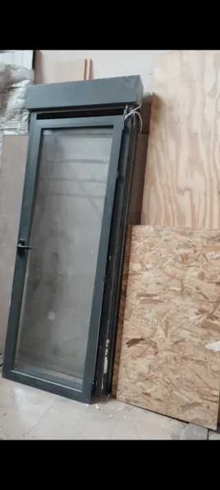 Puerta de aluminio con Persianas Eléctricas