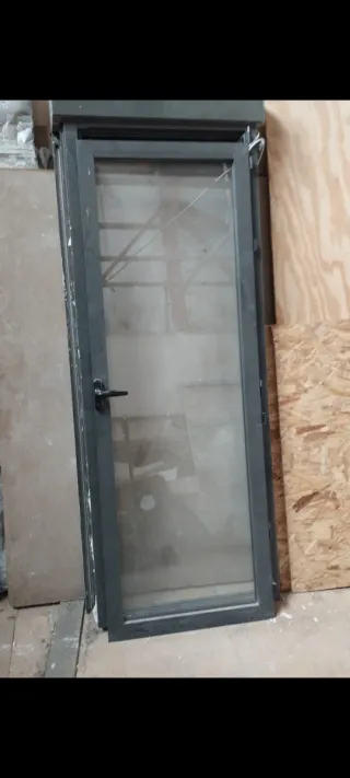 Puerta de aluminio con Persianas Eléctricas