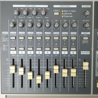 Roland VS-880 Digital Audio Workstation