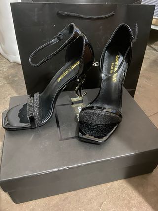 Zapatos de fiesta negros y dorados