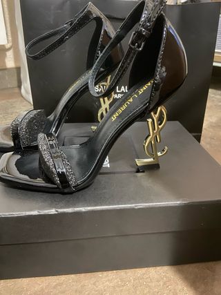 Zapatos de fiesta negros y dorados