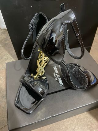 Zapatos de fiesta negros y dorados