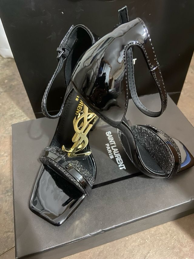 Zapatos de fiesta negros y dorados