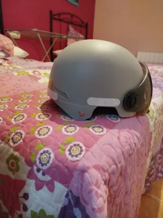 Casco patinete eléctrico gris con visera