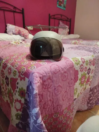 Casco patinete eléctrico gris con visera