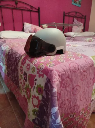 Casco patinete eléctrico gris con visera