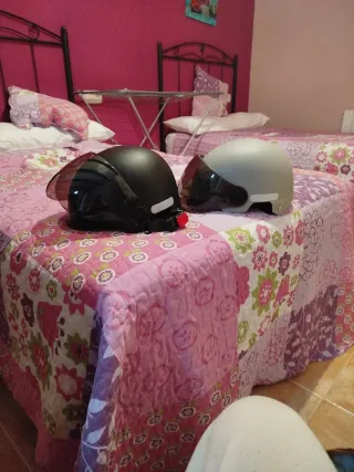 Casco patinete eléctrico gris con visera