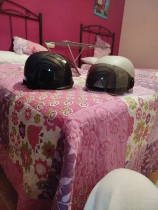 Casco patinete eléctrico gris con visera