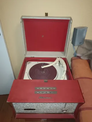Tocadiscos radio antiguo rojo y blanco. Maleta